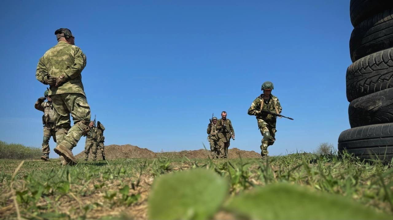 Контрактники на полевом полигоне под открытым небом